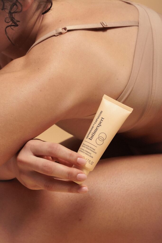 intiim emulsioon naise käes